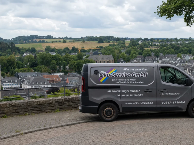 Öku-Service-Fahrzeug vor dem Stadtpanorama von Wipperfürth mit Kirchturm, Altstadt und grünen Hügeln